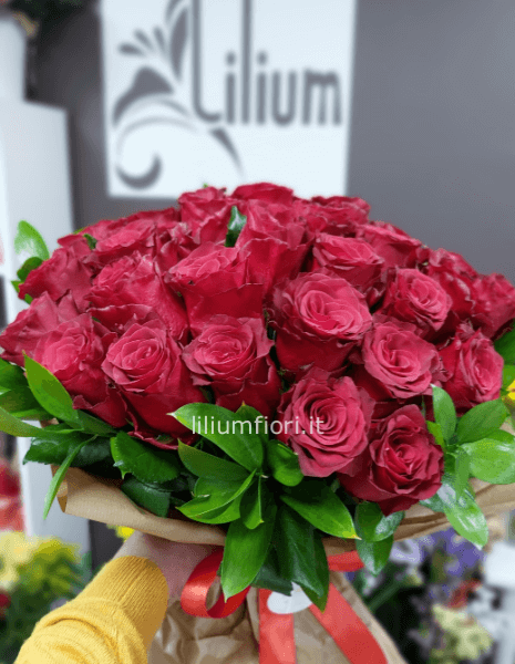 Bouquet di rose rosse compatto