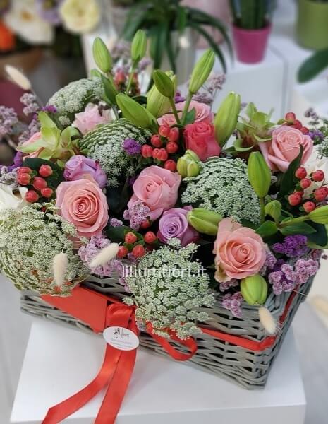 Cesto di fiori e frutta autunnale