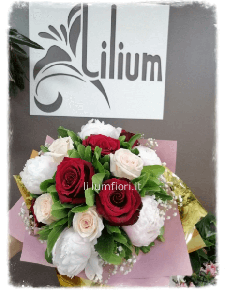 Bouquet di rose rosse e fiori bianchi