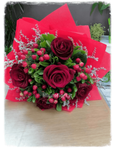 Bouquet laurea con rose e Hypericum